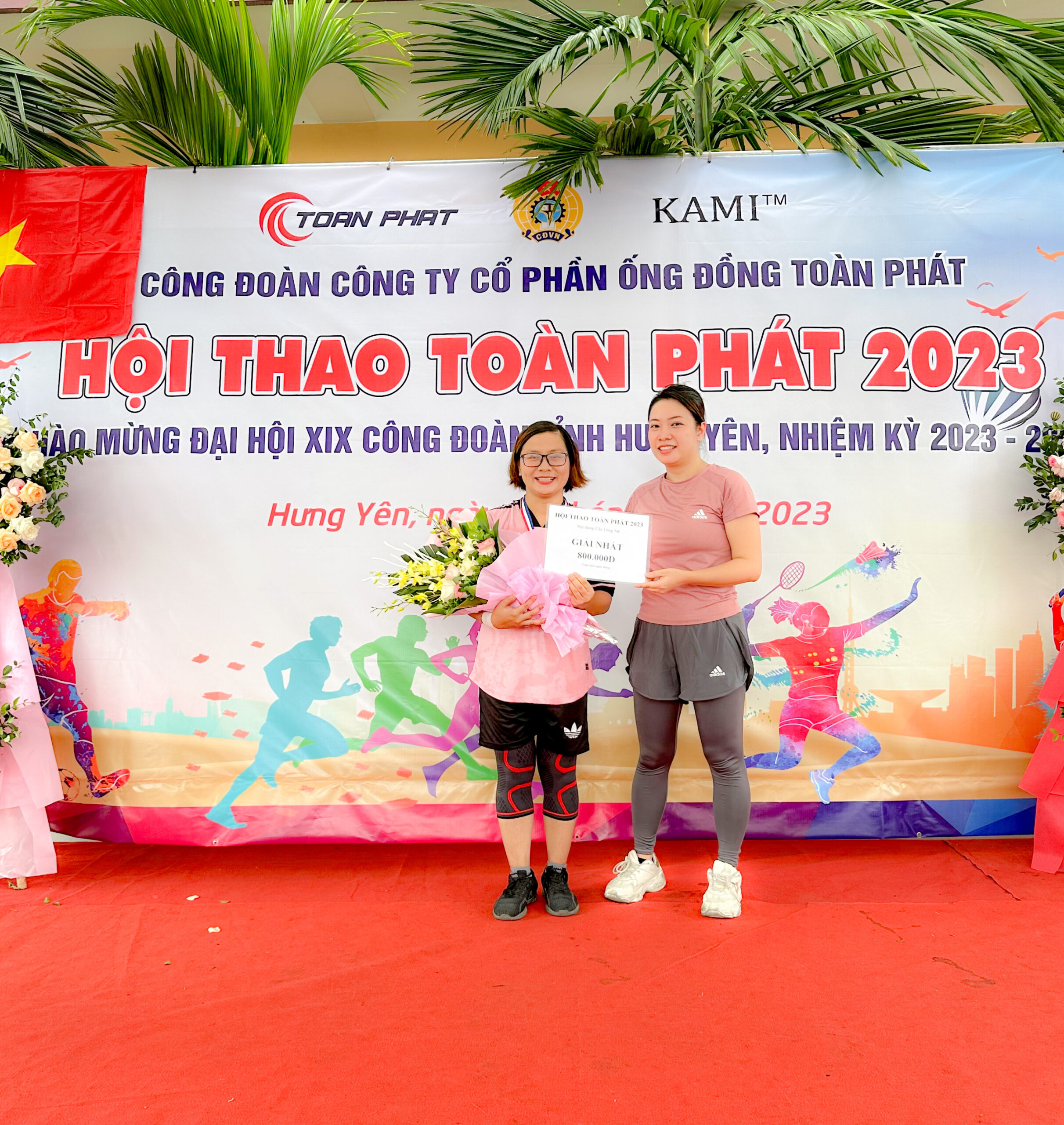 Bà Đào Thu Trang - Phó Tổng giám đốc công ty (bên phải) trao giải Nhất môn Cầu lông Nữ cho chị Đinh Thị Lệ Thu