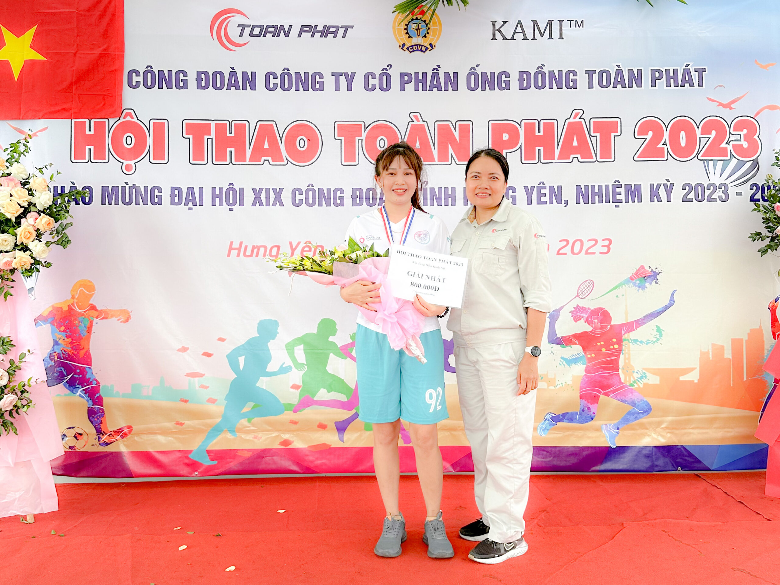 Bà Nguyễn Thanh Huế - Phó Tổng Giám đốc công ty (bên phải) trao Giải nhất điền kinh Nữ chị Ngân Thị Yến bộ phận Đóng gói với thành tích 6 phút 36 giây