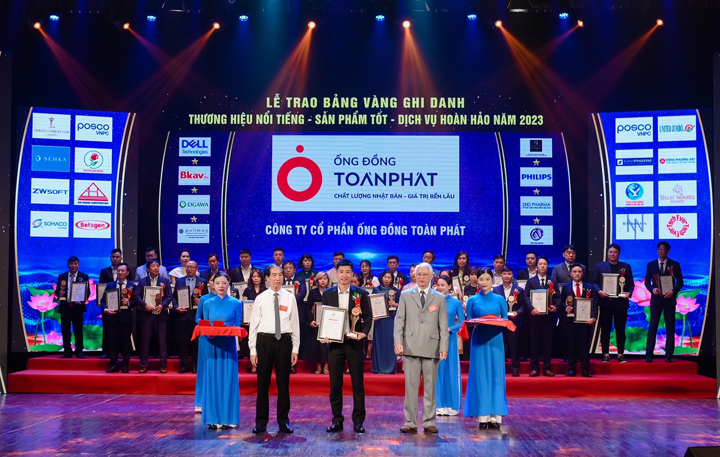 Ông Vũ Minh Tuấn – Giám đốc nhà máy Toàn Phát nhận cúp và chứng nhận tại Lễ trao bảng vàng ghi danh Thương hiệu nổi tiếng – Sản phẩm tốt – Dịch vụ hoàn hảo năm 2023