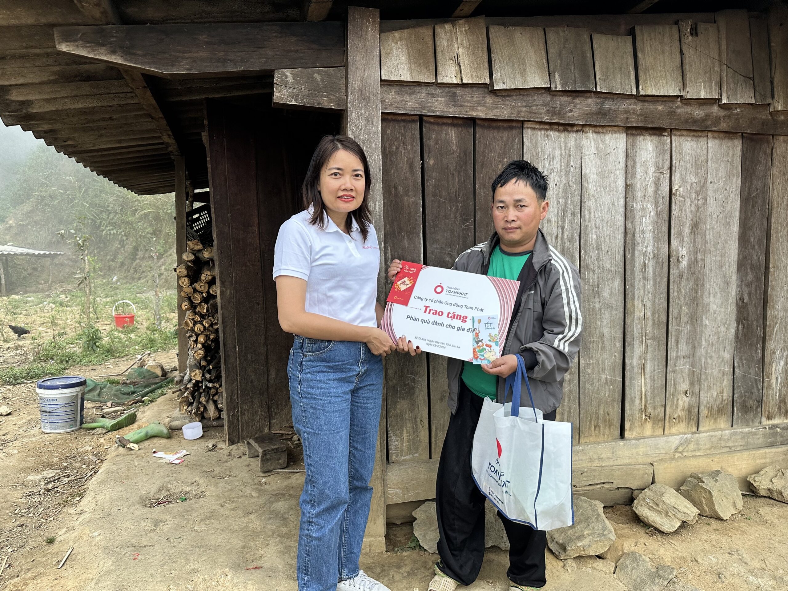 Bà Nguyễn Thanh Huế - phó Tổng giám đốc công ty Ống đồng Toàn Phát - đến trao phần quà tại nhà cho các hoàn cảnh khó khăn